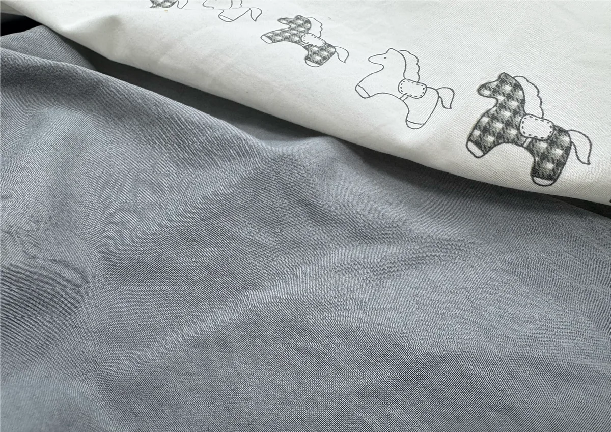 Microfibre prélavée : un toucher naturel.